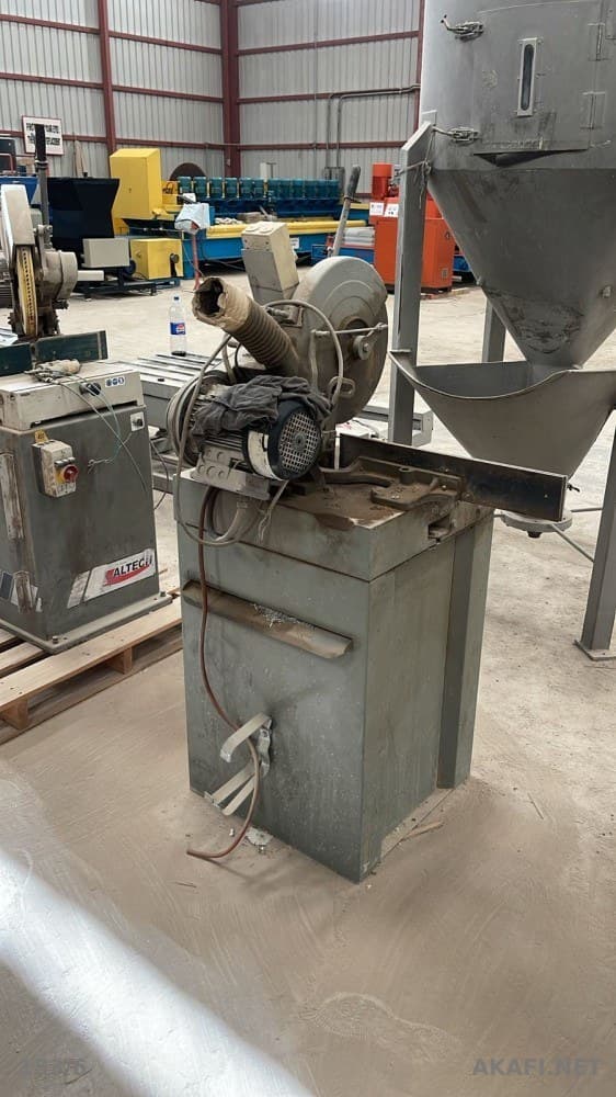 À vendre : une collection distinguée d'outils et d'équipements spécialisés pour la construction – fer et aluminium